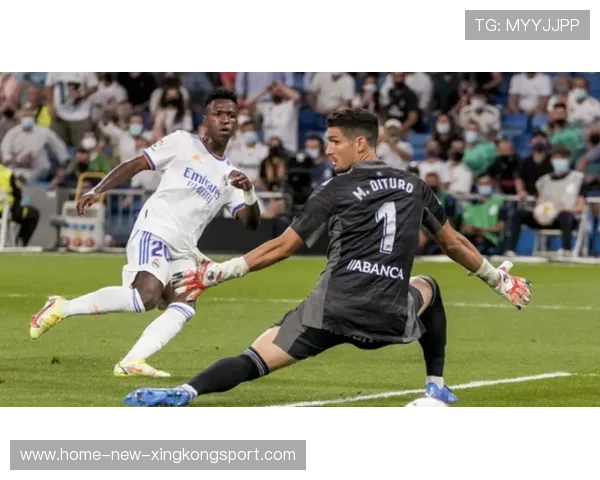 皇马维尼修斯单刀冷静破网，伯纳乌再现经典镜头